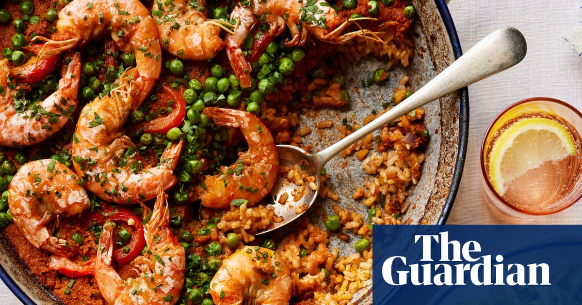 Grilled prawns, red rice, boozy baked peaches: Thomasina Miers’ Spanish-style summer lunch recipes | Sunday Best